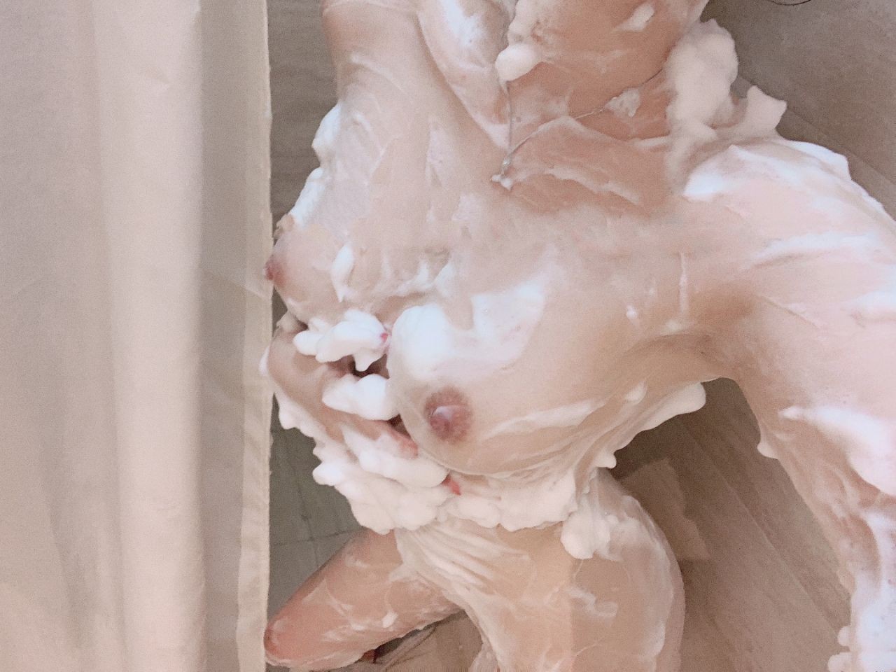 รูปโป๊สาวนมสวย สาวทางบ้านโชว์นมสวยๆในห้องน้ำตอนอาบน้ำนมโคตรใหญ่