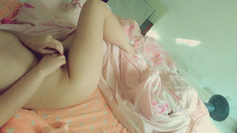 น้องสาวของฉันกำลังนอนช่วยตัวเองอยู่บนเตียง~สบายมาก! [15P]