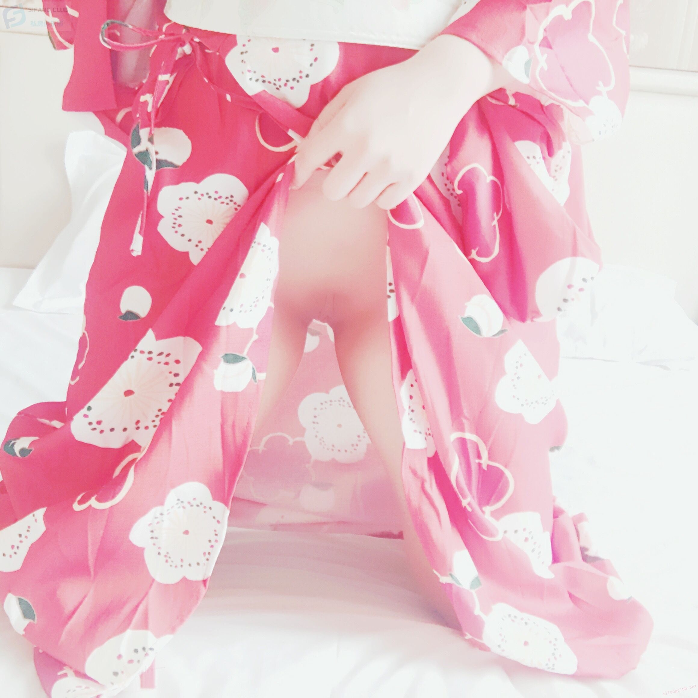 มีสีขาว ชมพู และอ่อนโยน [29P]