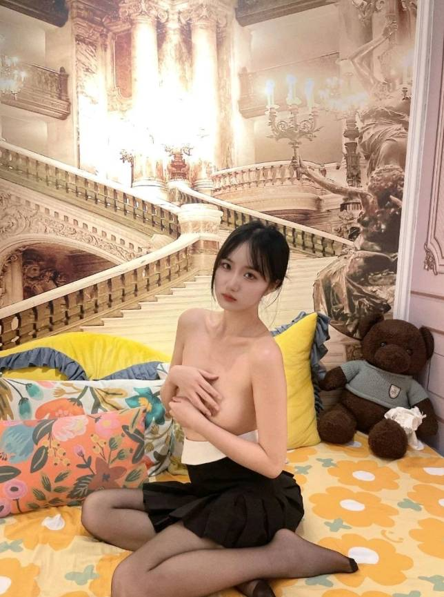 เด็กสาวหุ่นดีโชว์กระต่ายขาวตัวน้อยของเธอบนถนน [11P]