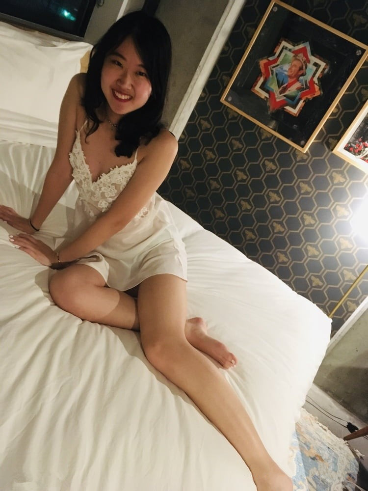 ผู้หญิงเลวตัวน้อยที่มีรูปร่างหน้าตาบริสุทธิ์และมีเสน่ห์[31P]