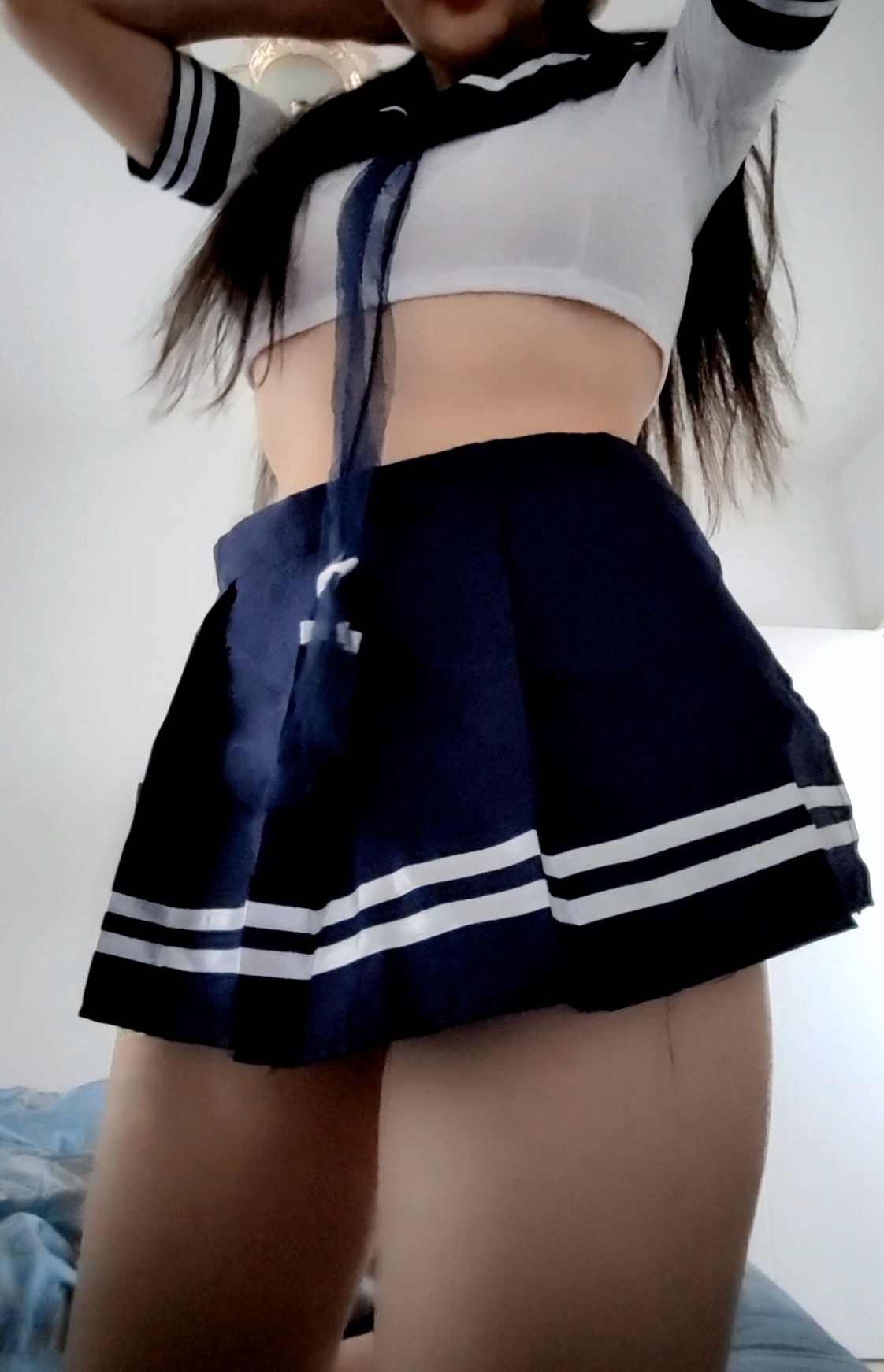 วันนี้คุณชอบชุดนักเรียนชุดนี้ไหม? [18P]