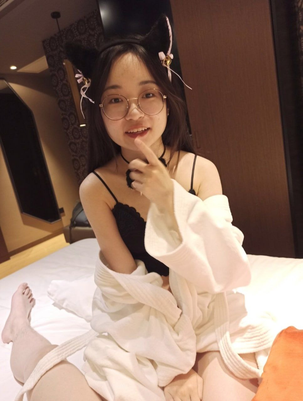 ดอกทองตัวน้อยสุดสง่างามพร้อมแว่นตา[18P]