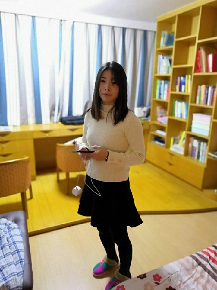 หญิงสาวที่เชื่อฟังและเชื่อฟังสวมแว่นตาและหน้าอกใหญ่[11P]