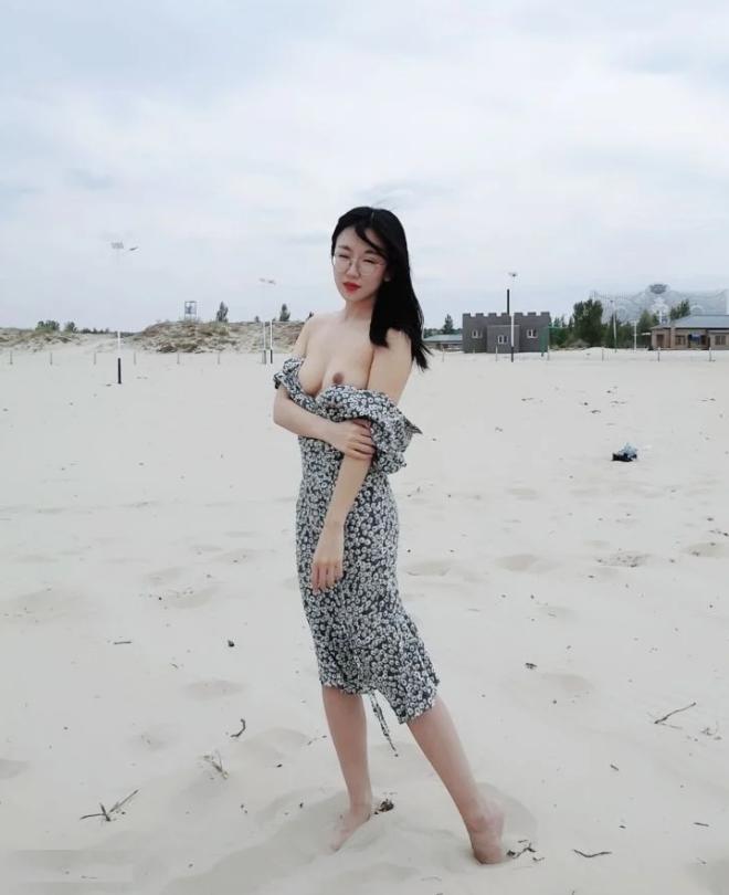 สาวแว่นของเพื่อนบ้านมักจะเงียบและสง่างามมาก แต่เธอไม่คาดคิดว่าจะเท่ขนาดนี้ [10P]
