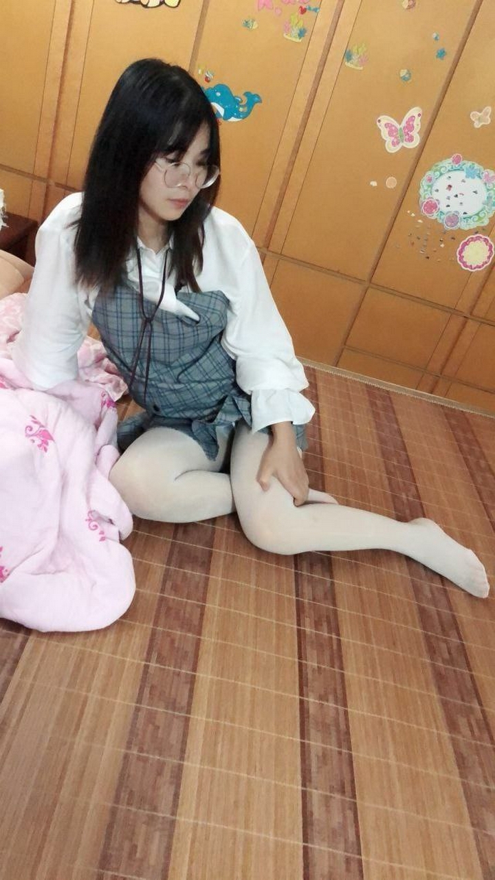 หญิงสาวที่เชื่อฟังและเชื่อฟังสวมแว่นตาและหน้าอกใหญ่[11P]