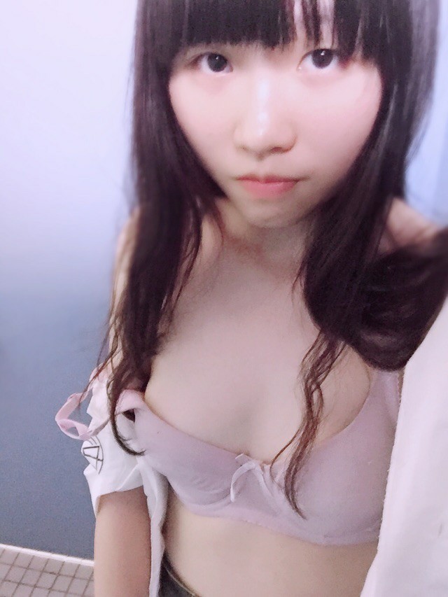 สาวโรงเรียนผิวขาวและอ่อนโยนกับน้ำหีอวบ [28P]
