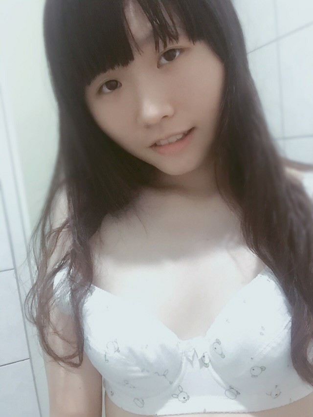 สาวโรงเรียนผิวขาวและอ่อนโยนกับน้ำหีอวบ [28P]