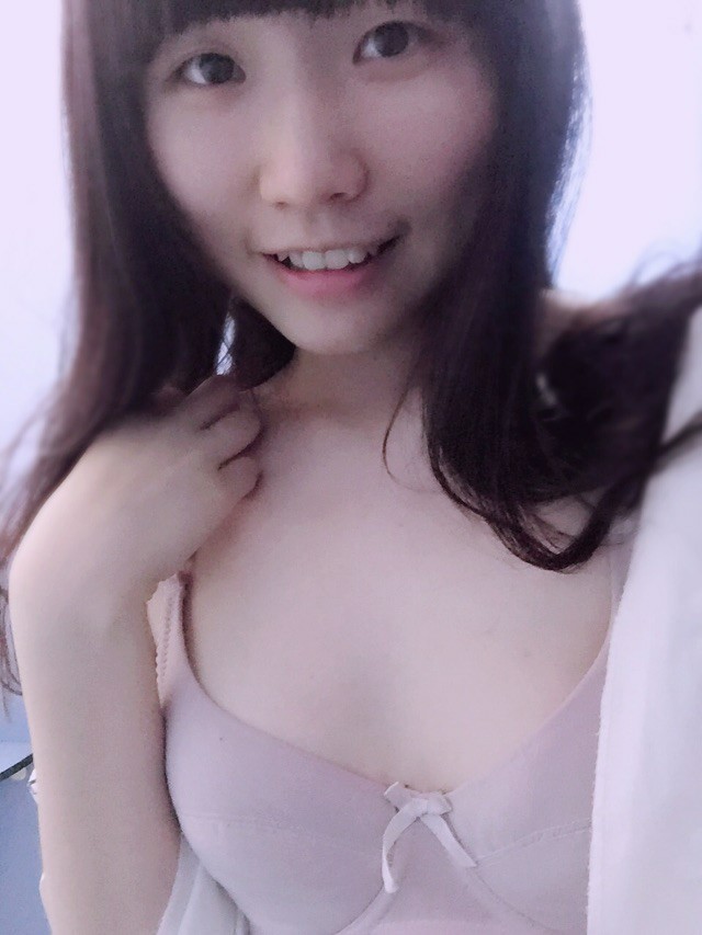สาวโรงเรียนผิวขาวและอ่อนโยนกับน้ำหีอวบ [28P]