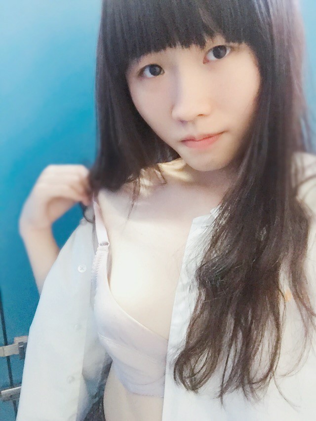 สาวโรงเรียนผิวขาวและอ่อนโยนกับน้ำหีอวบ [28P]