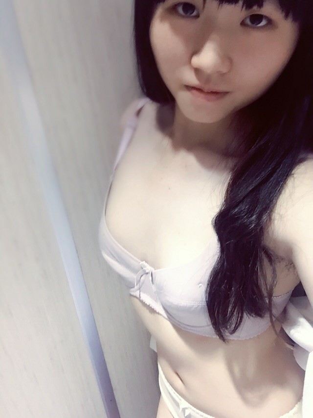 สาวโรงเรียนผิวขาวและอ่อนโยนกับน้ำหีอวบ [28P]