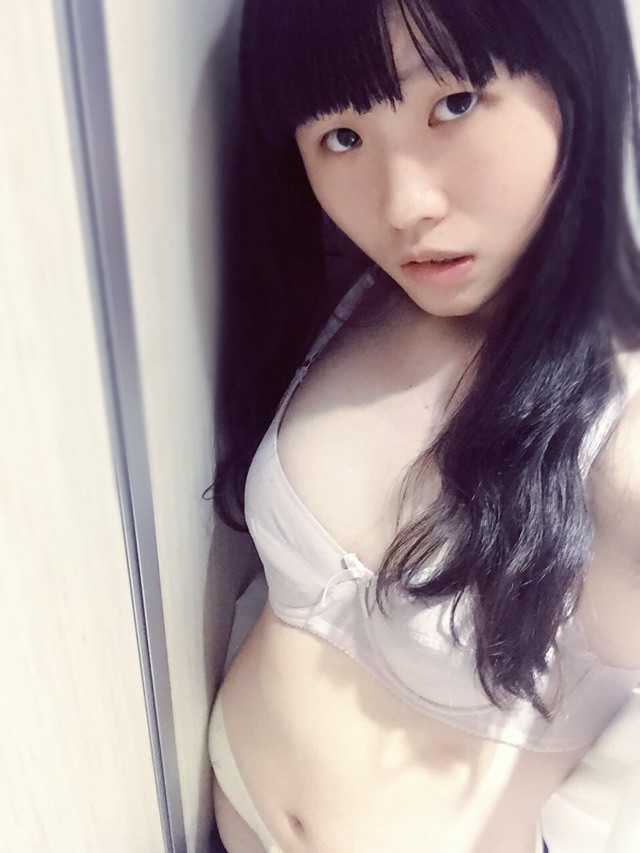 สาวโรงเรียนผิวขาวและอ่อนโยนกับน้ำหีอวบ [28P]